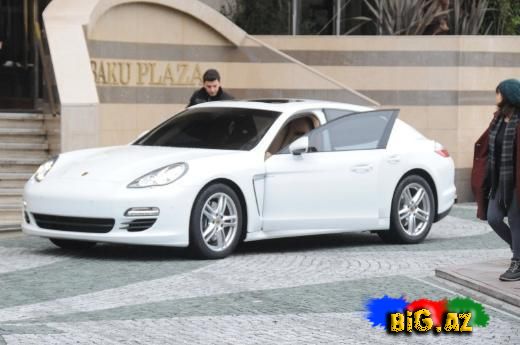 Sibel Can 600 minlik avtomobili ilə "Baku Plaza"da (Fotolar)
