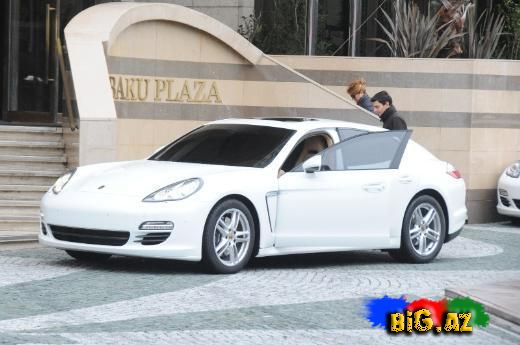 Sibel Can 600 minlik avtomobili ilə "Baku Plaza"da (Fotolar)