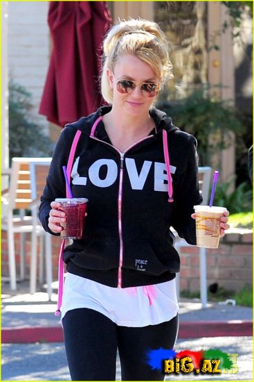 Britney Spears:Əlində kofe məşq edir (Fotolar)
