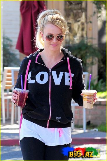 Britney Spears:Əlində kofe məşq edir (Fotolar)