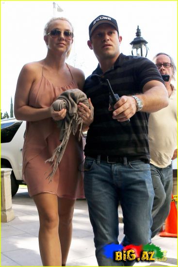 Britney Spears:Los-Anceles Mehmanxanasında müşayiət edilən Lanç (Fotolar)