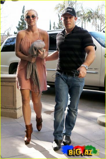 Britney Spears:Los-Anceles Mehmanxanasında müşayiət edilən Lanç (Fotolar)