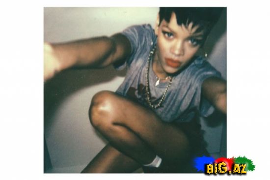 Rihanna Twitterdə çılpaq şəkillərini paylaşdı (Fotolar)