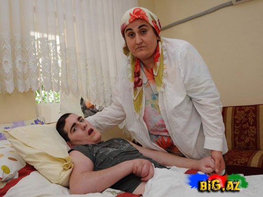 Rus deputat türk qadınının qarşısında diz çökdü (Fotolar)