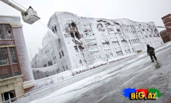 Yanan bina buz tutdu (Fotolar)