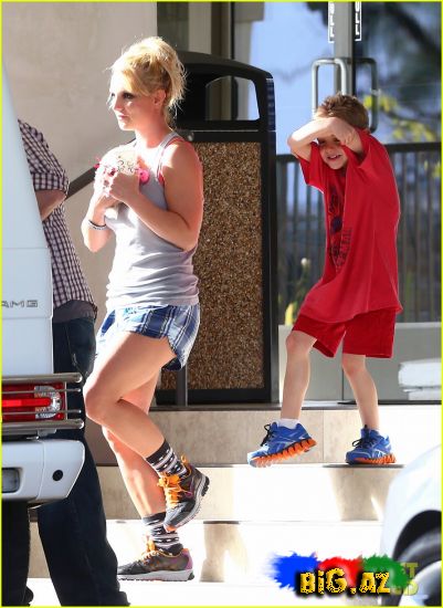 Britney Spears: Oğlanları ilə istirahətdə (Fotolar)