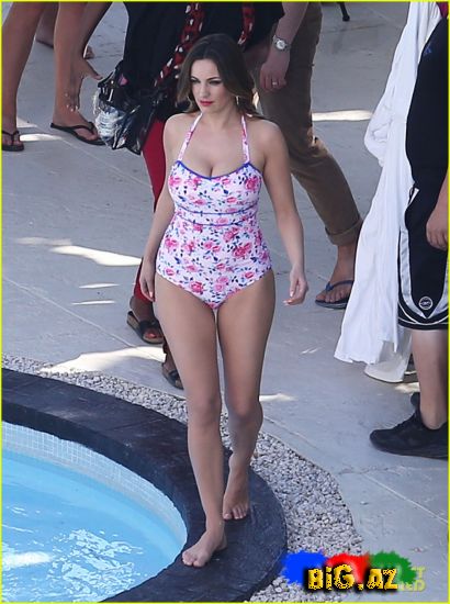 Erotik gözəl yenə heyrətləndirdi (Fotolar)