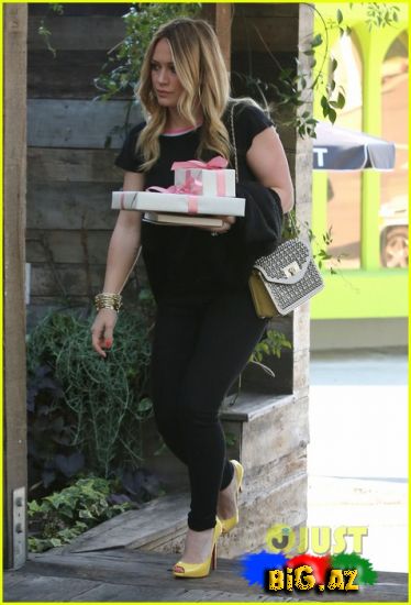 Hilari Duff bacısı ilə leysan restoranında (Fotolar)