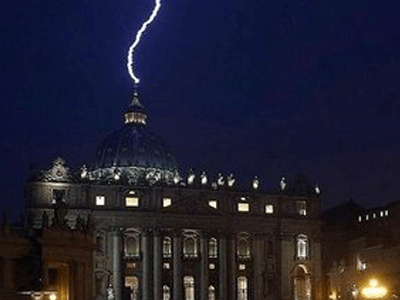 Vatikana ildırım düşdü (Video)