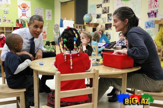 Barak Obama uşaq bağçasında (Fotolar)