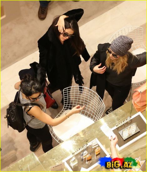 Vanessa Hudgens və Selena Gomes: 'Bahar Paris Naharı! (Fotolar)