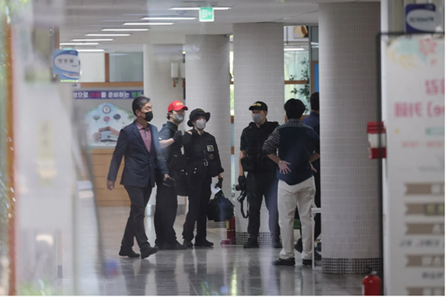 18 yaşlı gənc məktəb direktorunu və 6 müəllimi bıçaqladı