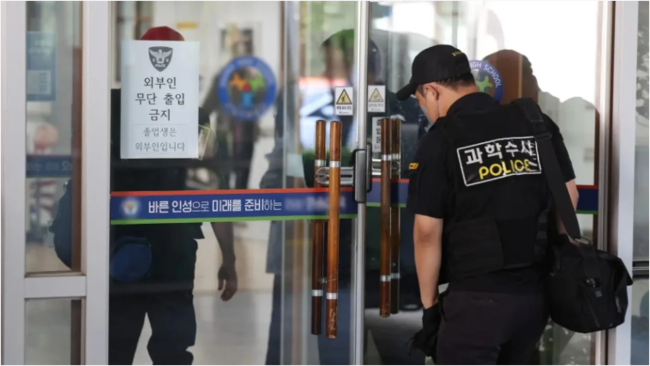 18 yaşlı gənc məktəb direktorunu və 6 müəllimi bıçaqladı