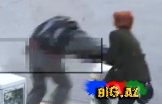 Oğlan qız dostunu küçənin ortasında döydü (Video)