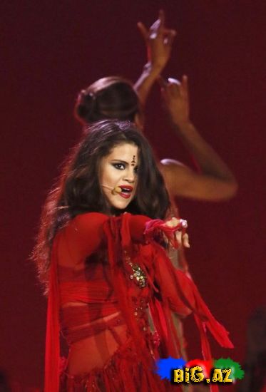 Selena Gomez rəqsi ilə gecəyə damğasını vurdu (Fotolar)