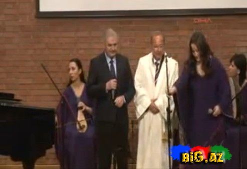 Nazir mikrofonu götürdü və mahnı oxudu (Video)