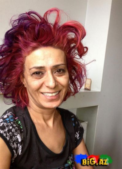 Məşhur müğənnidən yenə qeyri-adi saç rəngi (Foto)