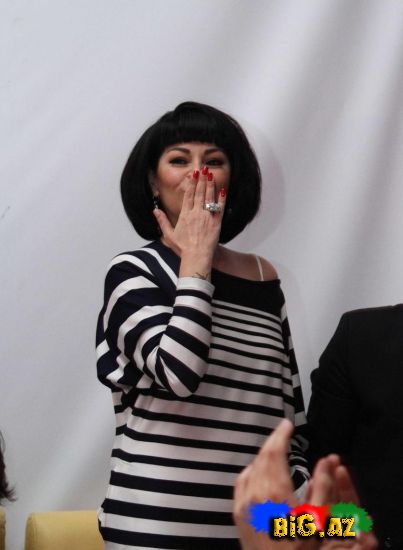 Aygün Kazımova hamının içində onu belə öpdü (Fotolar)