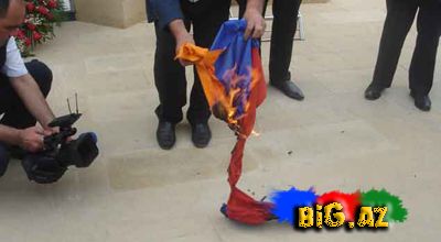 Bakıda Ermənistan bayrağı yandırıldı (Foto)