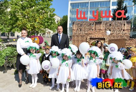 İlham Əliyev Bakıda Gül bayramında iştirak edib (Fotolar)