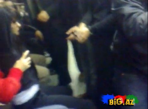 Bakı metrosunda qızların saçyoldusu (Video)