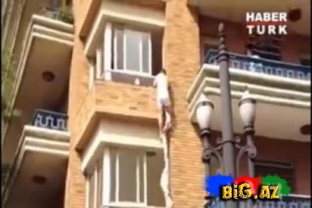 Ərli qadınla iş başında yaxalanan gənc pəncərədən şalvarsız qaçdı (Video)
