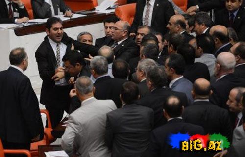 Türkiyə parlamentində əxlaqsız davası (Fotolar)