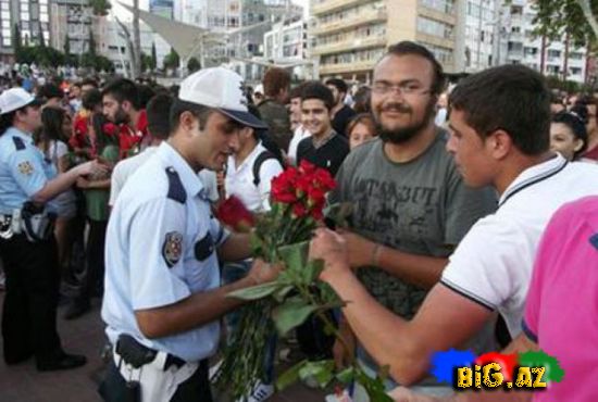 Taksim etirazçıları ilə polislər bir-birilərinə gül-çiçək hədiyyə ediblər (Foto)