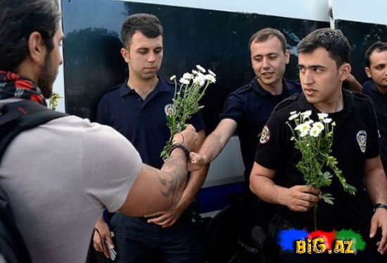 Taksim etirazçıları ilə polislər bir-birilərinə gül-çiçək hədiyyə ediblər (Foto)