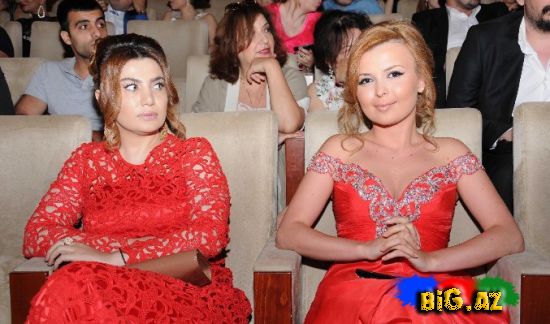 Qırmızı rəngli libaslarıyla göz oxşadılar (Fotolar)
