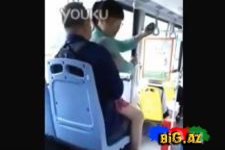 Qadın avtobusda ona yer verməyən kişinin qucağında oturdu (Video)