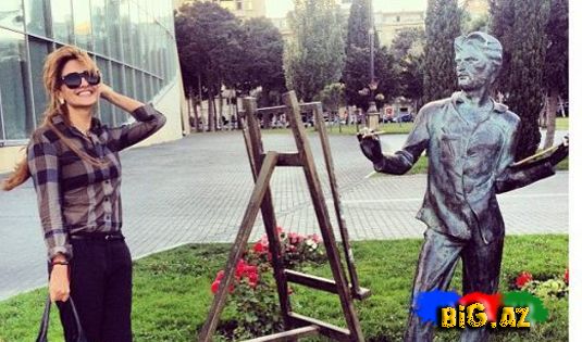 Azəri qızı Bacısını da götürüb bulvarı gəzdi (Fotolar)
