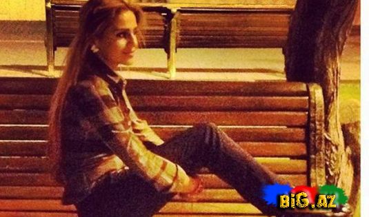 Azəri qızı Bacısını da götürüb bulvarı gəzdi (Fotolar)