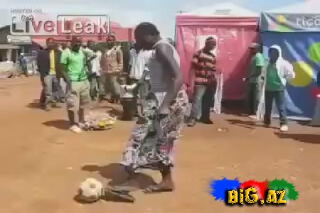 Afrikalı qadının futbol şousu (Video)