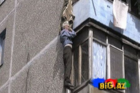70 yaşlı kişi bir saat balkondan asılı qaldı (Foto)