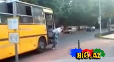 Gənclər avtobus sürücüsü ilə belə məzələndilər (Video)