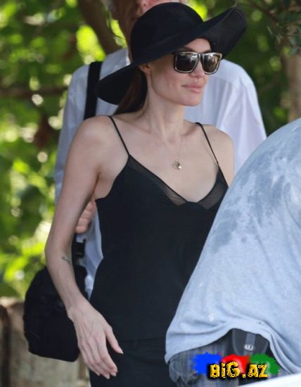 Ancelina Coli süd vəzilərini kəsdirdikdən sonra ilk dəfə açıq sinə ilə (Fotolar)