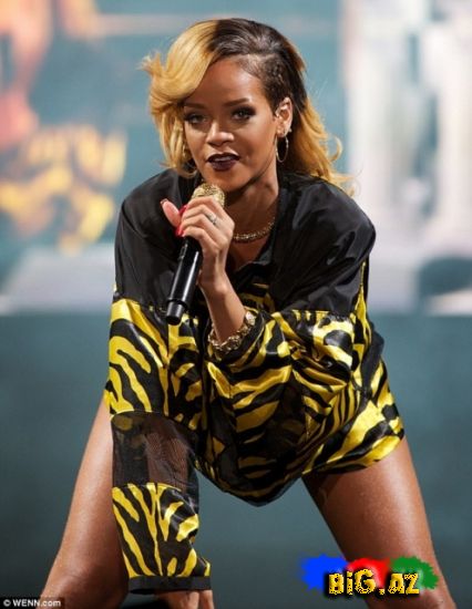 Rihanna səhnəyə tüklü ayaqlarla çıxdı (Foto)