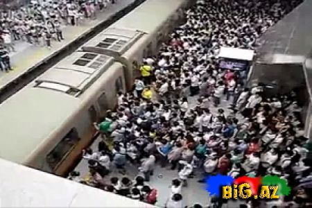 Onlar nümayişçi deyil, metroda qatar gözləyən sərnişinlərdir - Video