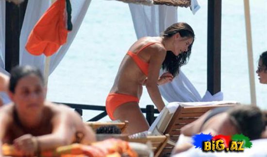 Edwına Sponza'nın Dəniz və Günəş Keyfindən - Fotolar