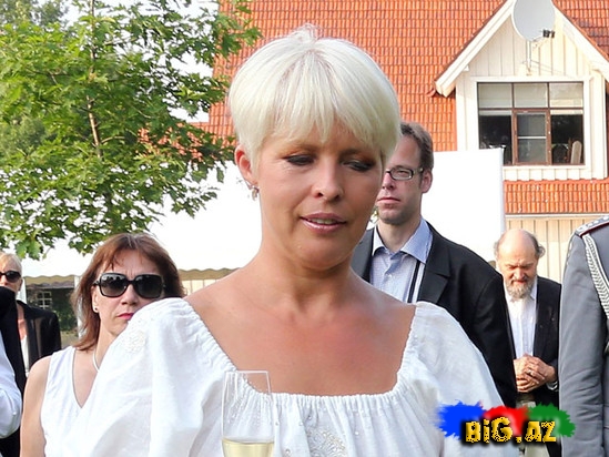 Estoniyanın birinci xanımı xəyanətə görə üzr istədi