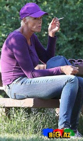 Məşhur aktrisa parkda bomuj həyatı sürür -Fotolar