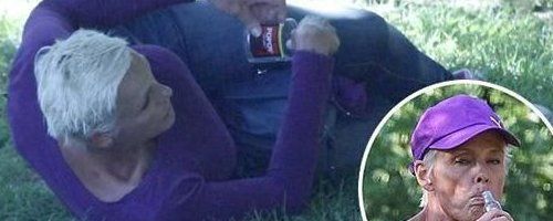 Məşhur aktrisa parkda bomuj həyatı sürür -Fotolar