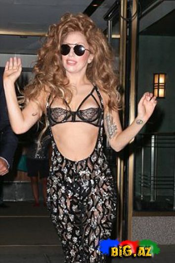 Lady Gaga bu paltarı ilə yenə çox danışılacaq (Fotolar)