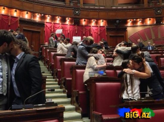 Parlamentdə ŞOK:qadınlar qadın, kişilər kişi həmkarları ilə dodaq-dodağa öpüşdülər-VİDEO