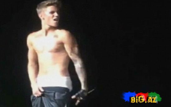Justin Bieberin səhnədə şalvarı düşdü FOTO VİDEO