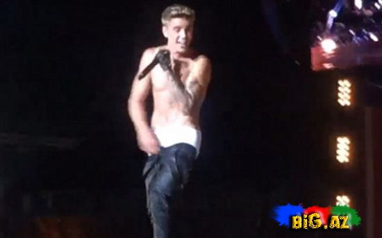 Justin Bieberin səhnədə şalvarı düşdü FOTO VİDEO