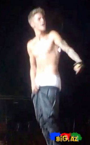 Justin Bieberin səhnədə şalvarı düşdü FOTO VİDEO