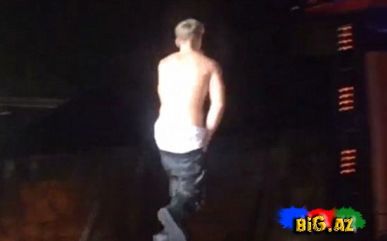 Justin Bieberin səhnədə şalvarı düşdü FOTO VİDEO