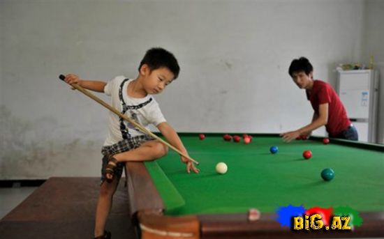 3 yaşlı bilyard "xəstəsi" FOTOLAR